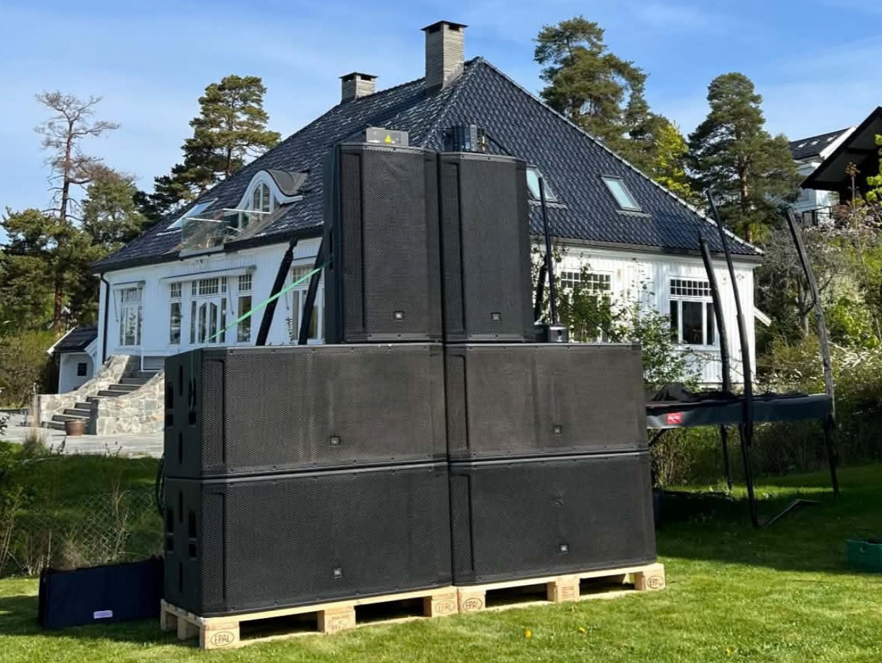 JBL SRX-anlegg med topper og subwoofere rigget utendørs