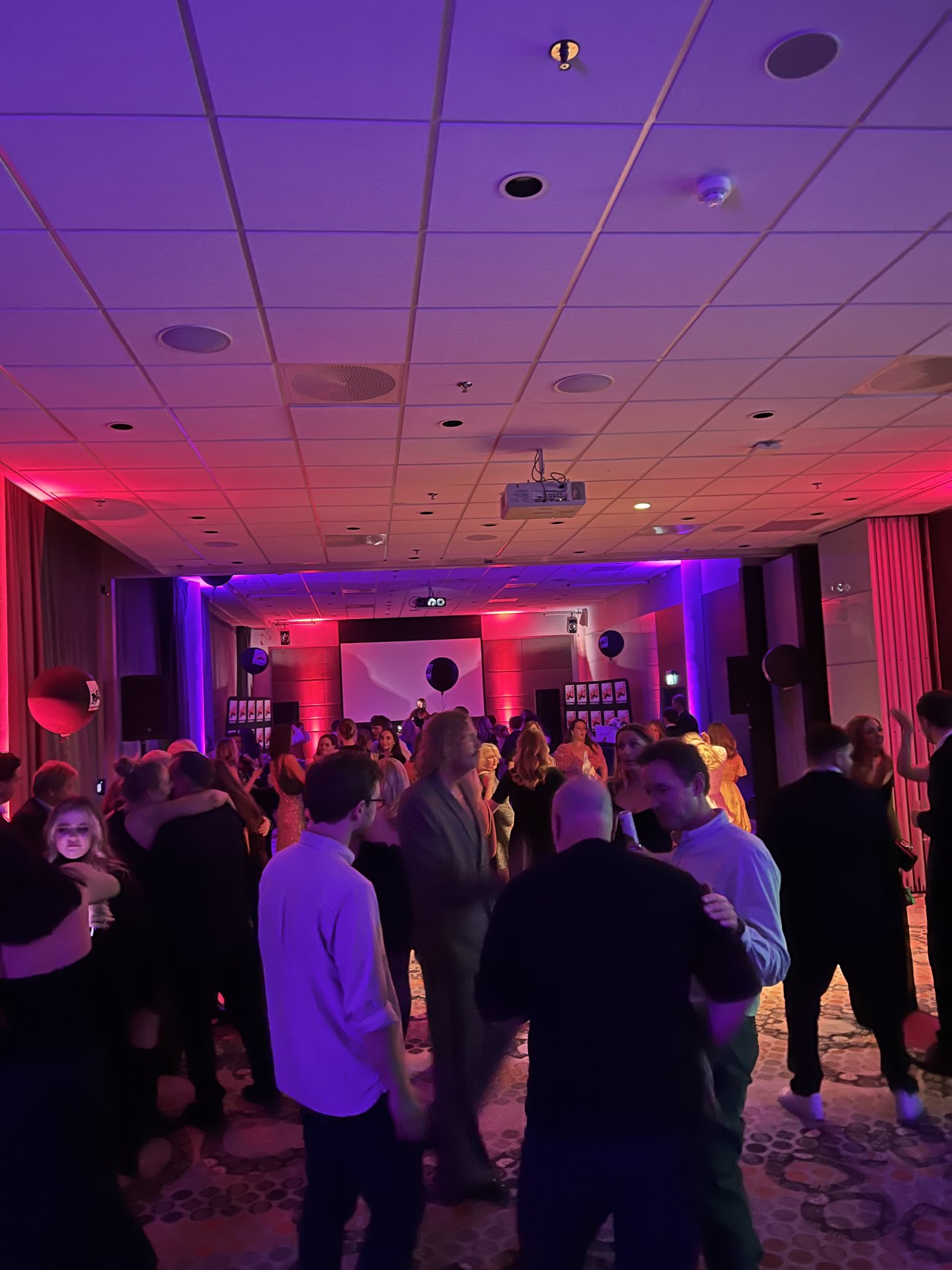 Fullt dansegulv med lilla og rosa festlys på Vixen Afterparty
