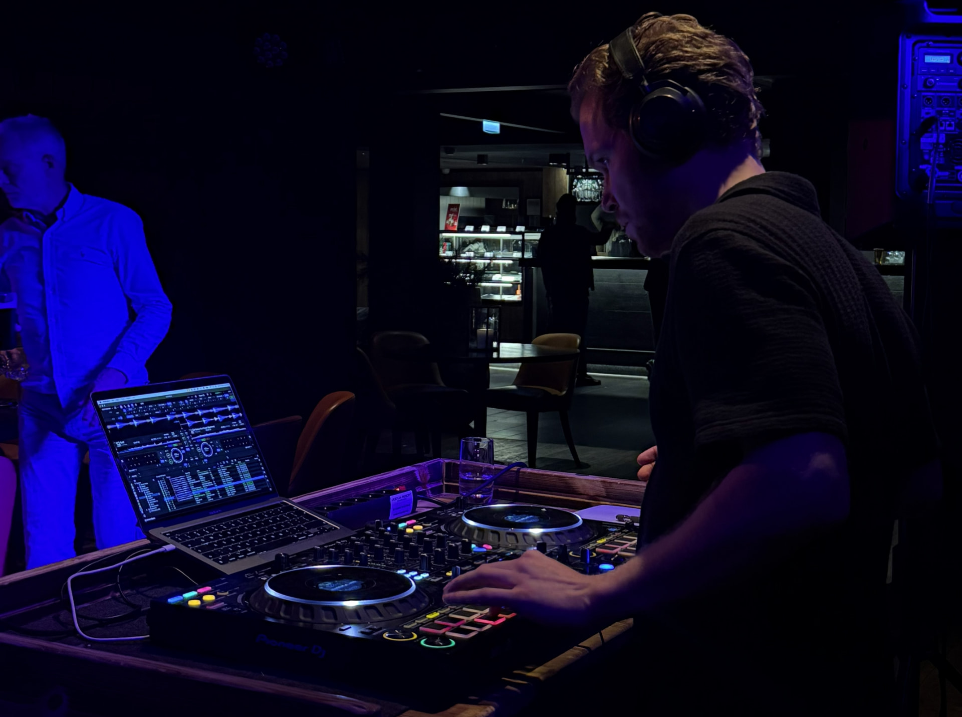 Christian Kiyoshi Olsen bak en Pioneer DJ-kontroller under et arrangement