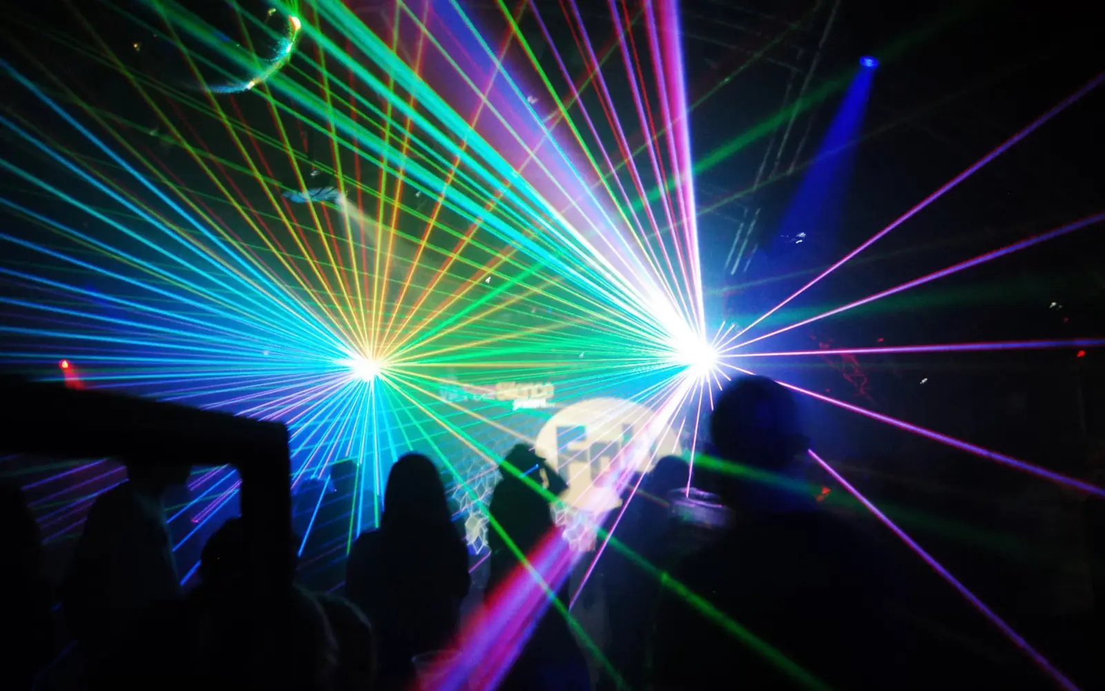 Laser- og effektlys over dansegulvet