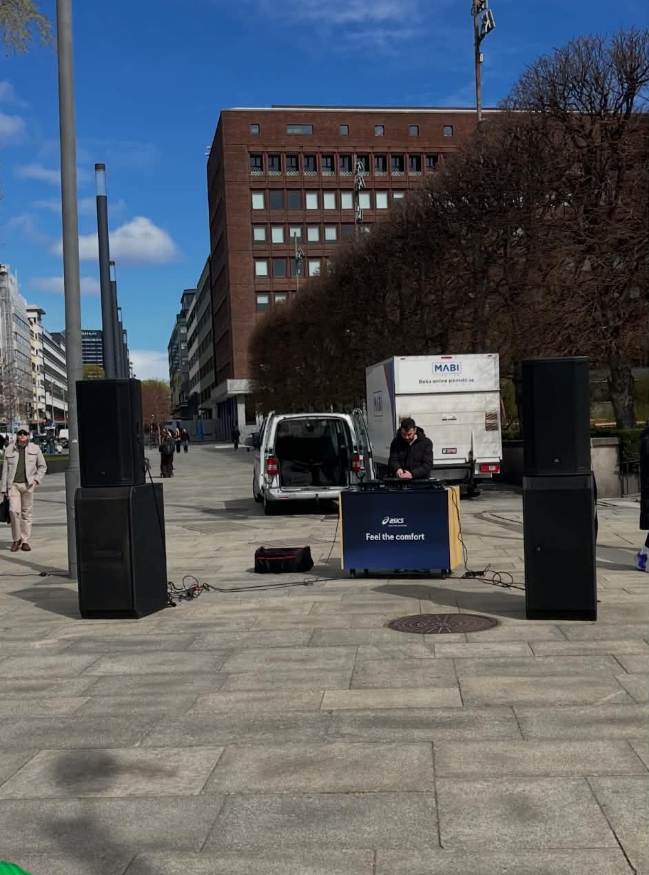 JBL SRX lydpakke med topper og subwoofere